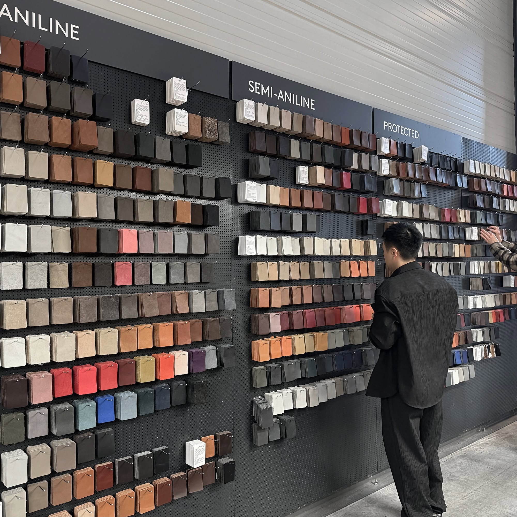 การเลือกเฉดสีหนังแท้สำหรับเฟอร์นิเจอร์ Bespoke ของ Lasunya